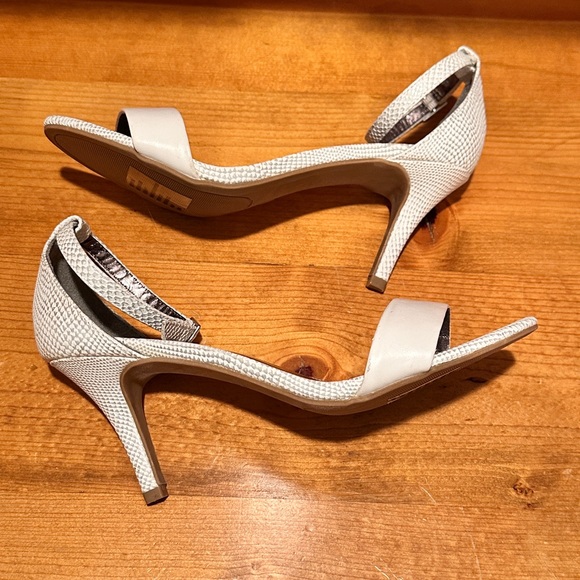 White and Silver Ankle Strap Heels Sz 8 - Picture 4 of 6